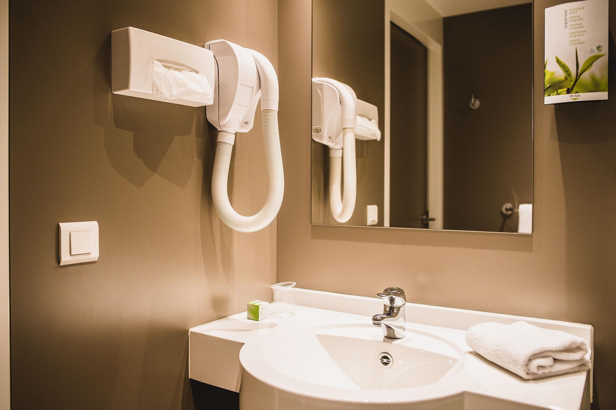 Dc Hotel Charleroi Airport Ngoại thất bức ảnh